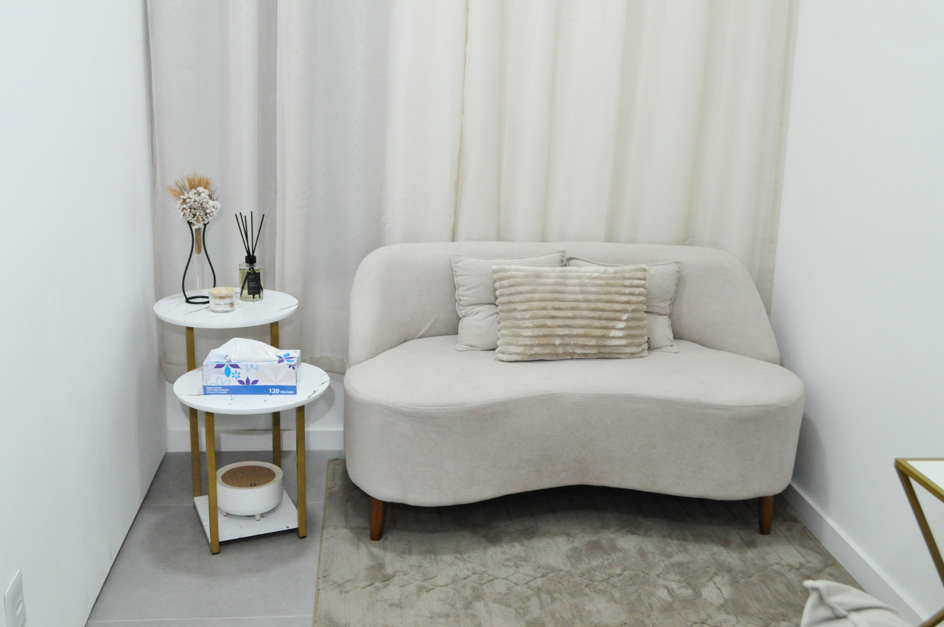 Cantinho de espera do consultório, acolhedor e tranquilo